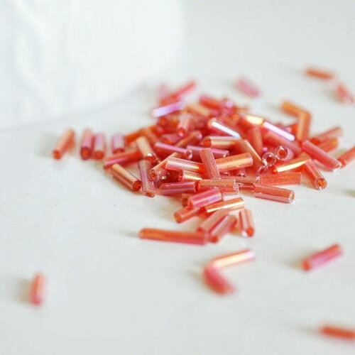 Perles rocaille tube rouge irisé, ,perle tube,perles rocaille rouge, perles rouge irisé,6mm x 2mm, x 5gr g0666