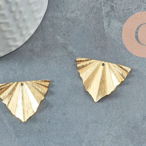 Pendentif triangle éventail plié laiton brut texturé 29x22mm, un pendentif doré en laiton brut, x2 (g3221)