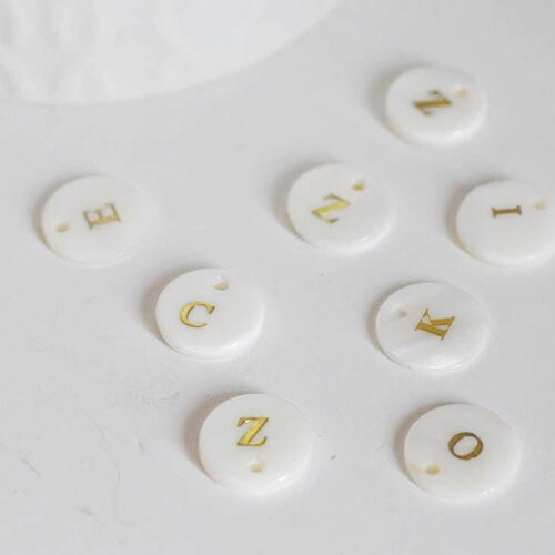 Pendentif rond lettre dorée nacre blanche naturelle 11mm, x1 (g0049)