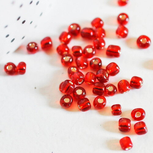 Grosses perles rocaille rouge transparente argent 4mm, x10gr (g3734)