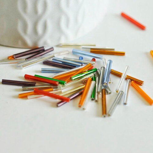 Perles rocaille tube multicolore 15x2mm, ,perle verre mullicolore métallisé,perle long tube, x 10gr g0663