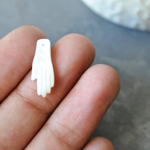 Pendentif main nacre blanche naturelle 21.5mm, x1 (g3937)