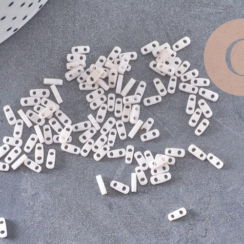 Perles rocaille verre rectangle rose très clair opaque, perle carré création bracelet, perle tila, 2mm,2 trous, x50 (1.2 gr) (g4605)