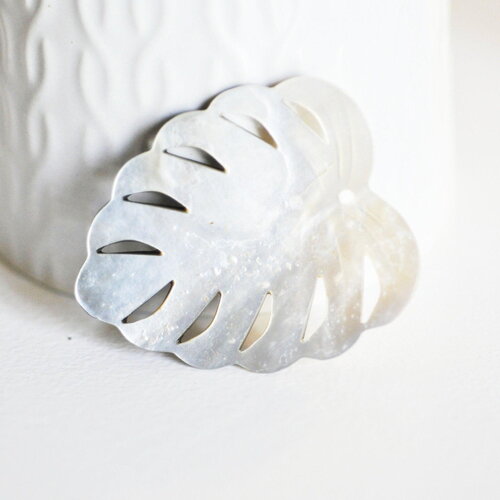 Pendentif feuille nacre naturelle monstera 47-48mm, x1 (g2624)