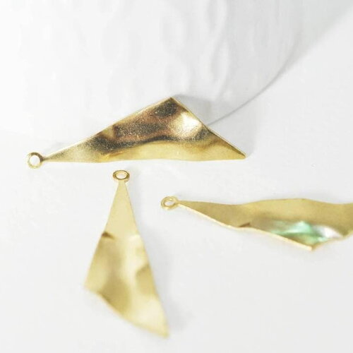 Pendentif médaille triangle martelée laiton brut 40mm, pendentif triangle couleur or création bijoux diy, x2 (g1225)