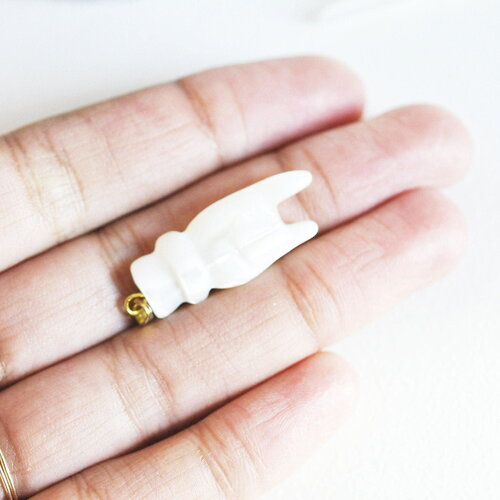 Pendentif main nacre blanche naturelle laiton doré 34mm, x1 (g1081)