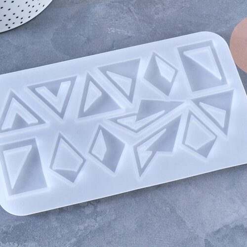 Moule triangle fabrication boucles pendentif résine, un moule en silicone pour réaliser des bijoux avec inclusion en résine, x1 (g6301)