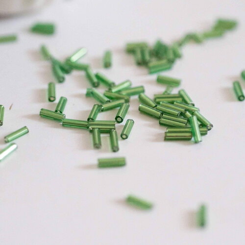 Perles rocaille tube vert,perles rocaille vert, perles vert métallisé, long tube,6mm x 2mm, x 5gr g2691
