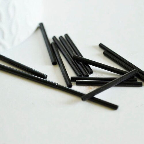 Grandes perles rocaille tube noires 20x2,5mm,verre noir, long tube,perle tube noir, création bijoux, x 10gr g3155
