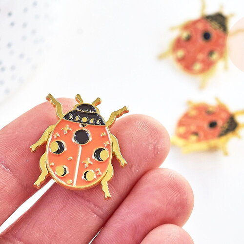 Broche pins coccinelle insecte ailé mystique doré émaillé 27x25mm, x1 (g5543)