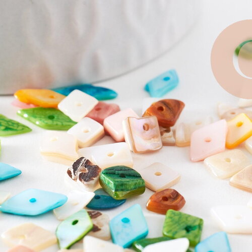 Perles chips coquillage naturel teinté multicolore 5-15mm,création bijoux plage coquillage, x20g (g9972)