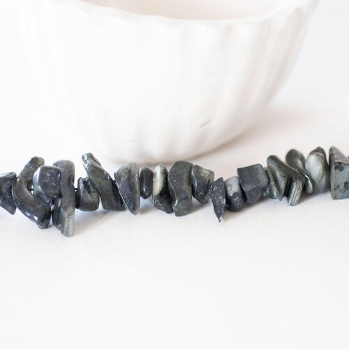 Perles chips de coquillage noir, coquillage naturel, 75 perles, fil de 40 cm, x1 (g1052)