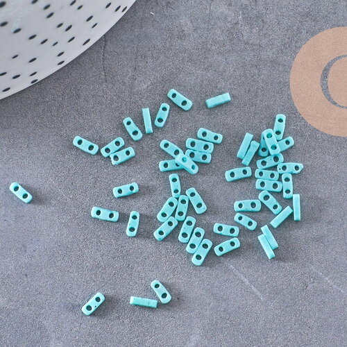 Perles rocaille verre rectangle bleu turquoise, perle carré création bracelet, perle tila, 2mm,2 trous, x50 (1.2 gr) (g4603)