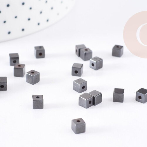 Perle cube hématite de synthèse grise 3mm, fil de 39cm, x1 (g9078)