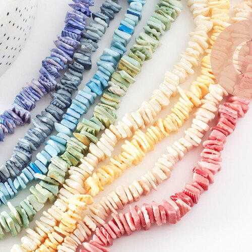 Perles coquillage naturel coloré 10-20mm, chips coquillages,perle coquillage, fil de 38cm, x1 (g4074)