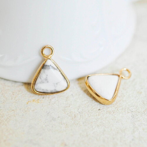 Pendentif triangle howlite,creation pendentif bijoux pierre naturelle, pendentif pierre howlite naturel,16mm, x1 -g2095