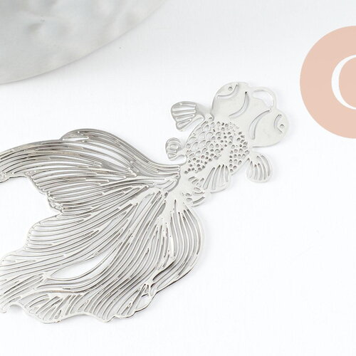 Pendentif estampe filigrane poisson japonais laiton argenté 48mm, pendentif très fin et léger pour création de bijoux, x2 g3693