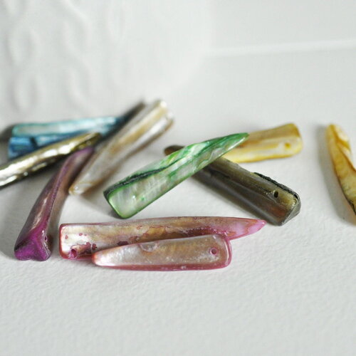 Perle nacre colorée,dent coquillage naturelle ,nacre teintée,coquillage naturel,20-38mm, x20 (g1251)