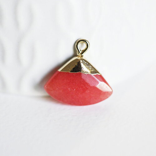 Pendentif triangle jade naturel rouge facettes 20mm, x1 (g2717)