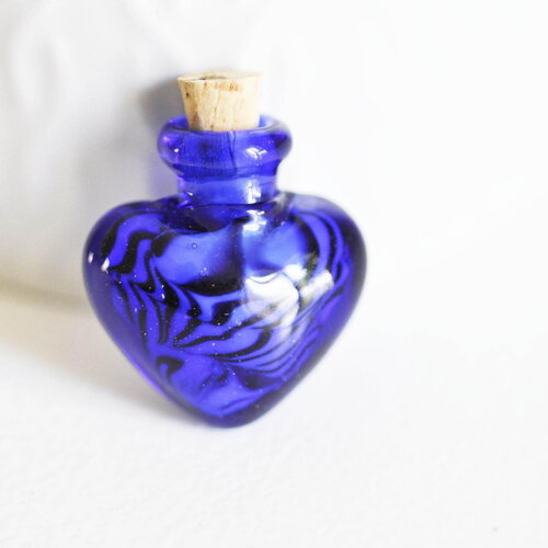 Petite bouteille en verre cœur bleu bouchon liège 32.5mm, x1 (g1694)