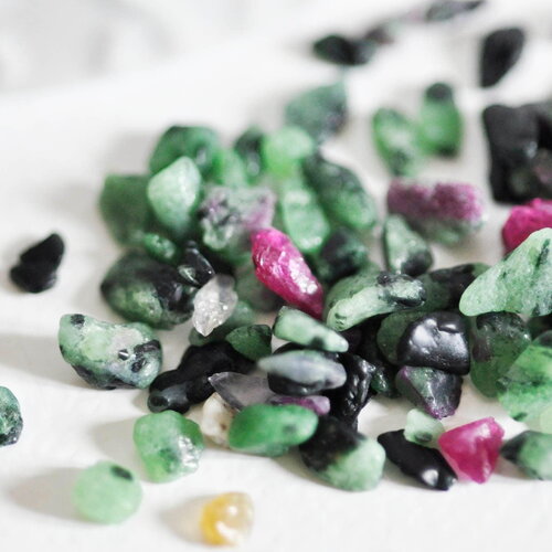 Sable chips pierre rubis dans zoisite naturel, x20gr (g0234)
