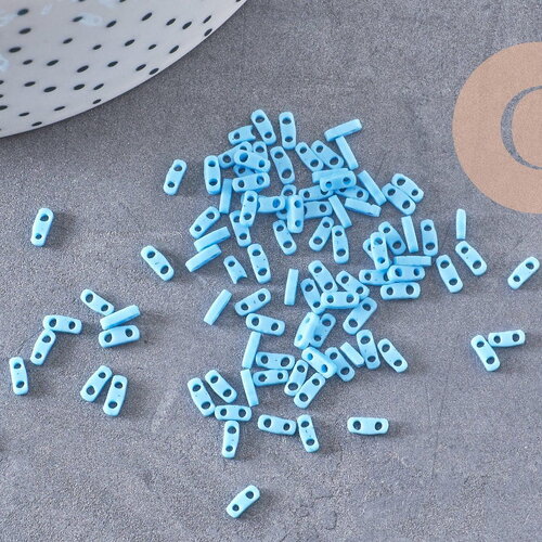 Perles rocaille verre rectangle bleu clair opaque, perle carré création bracelet, perle tila, 2mm,2 trous, x50 (1.2 gr) (g4602)
