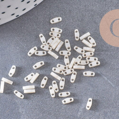 Perles rocaille verre rectangle beige opaque, perle carré création bracelet, perle tila, 2mm,2 trous, x50 (1.2 gr) (g4606)