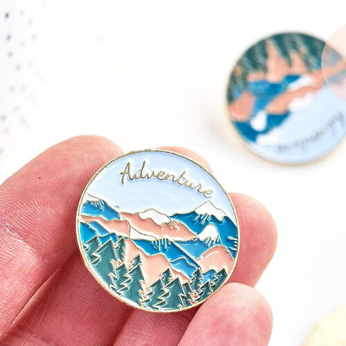 Broche pins rond motif montagne doré émail bleu,broche dorée, décoration veste, 31mm, x1 (g5556)
