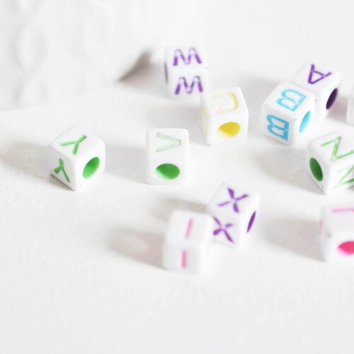 Perle carré lettre alphabet plastique blanc lettre multicolore,perle lettre,création bracelet,6mm, les 10 grammes, x1 g3799