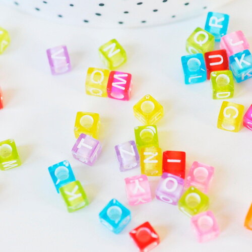 Perle carré lettre alphabet plastique multicolore translucide plastique,création bracelet mots,6mm, les 10 grammes, x1 g3068