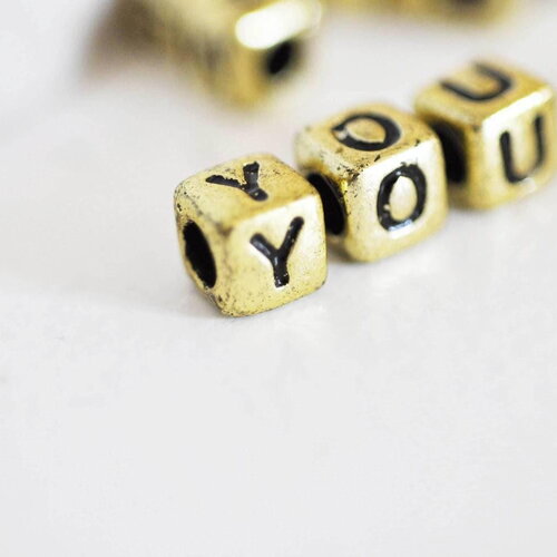 Perle carré lettre alphabet plastique doré, plastique lettre,création bracelet mots,6mm, les 10 grammes, x1 g2097