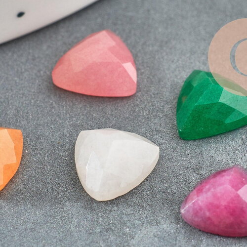 Cabochon triangle jade naturel facetté teinté multicolore 10mm, x1 g8685