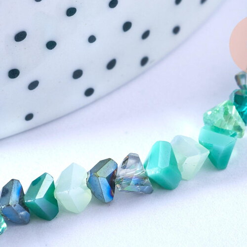 Perle triangle cristal bleu 6x3.5mm, perles bijoux, perle triangle cristal ,perle verre facette, fil de 33cm, x1 (g6678)