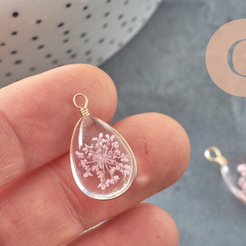 Pendentif goutte verre transparent fleur séchée rose laiton doré 22-24mm, bijou verre fleurs séchées, x1 (g9752)
