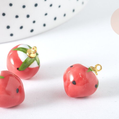 Pendentif fraise porcelaine et laiton doré rouge 18~20mm, pendentif fruit , x1 g7450