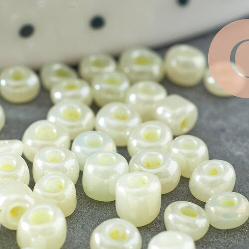 Grosses perles rocaille jaune clair, perles rocaille jaune, jaune opaque,perles verre, diamètre 4mm, lot 10gr (g2081)