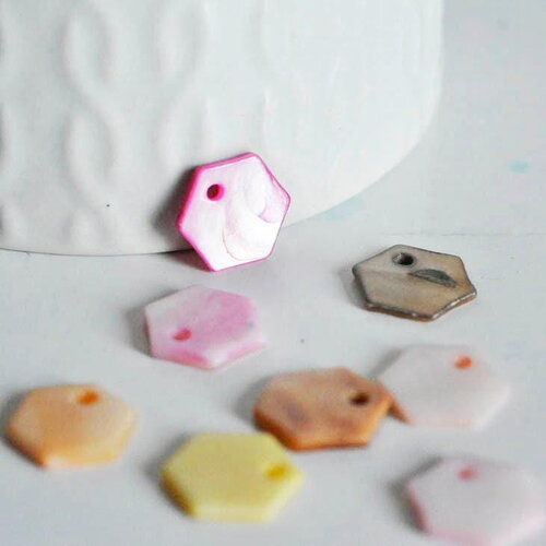 Charm hexagone nacre naturelle 12mm, x10 (g0870)