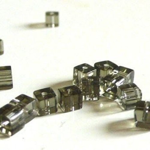 Perles carrées grises, fourniture créative, perles verre tchèque, perles verre gris,4mm, x50 (g2195)