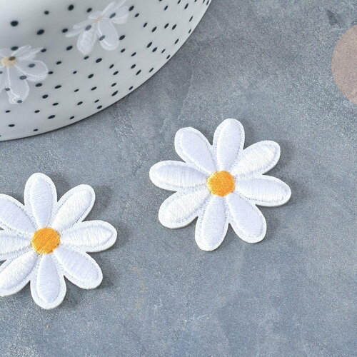 Ecusson brodé marguerite blanche thermocollant 33mm, x2 (g7787)