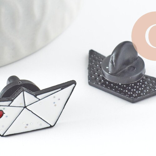 Broche pins bateau en papier coeur émaillé blanc rouge 24.5mm, idée cadeau invités mariage saint valentin x1 g9474