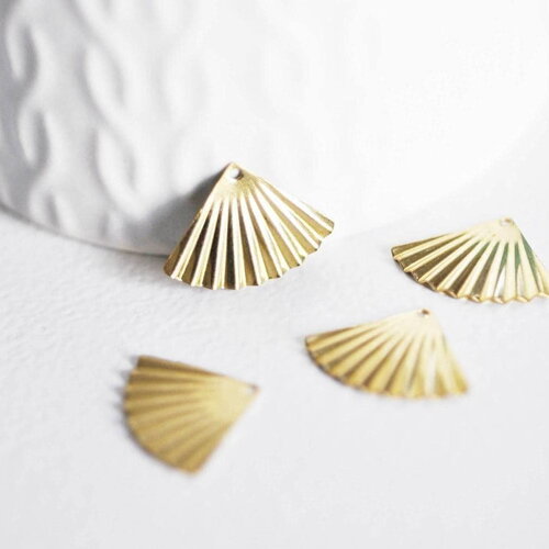 Pendentif triangle éventail plié laiton brut, apprêt doré, sans nickel, pendentif doré,laiton brut,19mm, x5 g0115