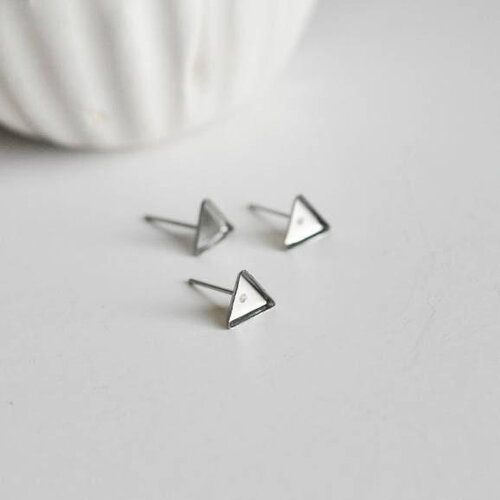Clous-puces oreille platine triangle 8x7mm, x10 (g1796)