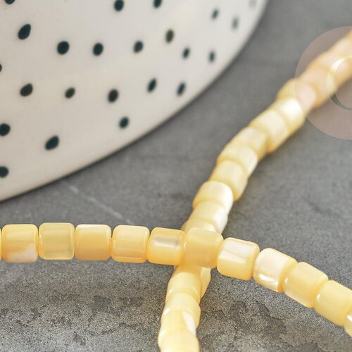 Perle nacre naturelle heishi jaune pastel ,perle coquillage,4x4mm, fil de 20cm, x1 (g9241)