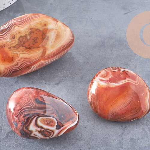 Galet agate rouge orange naturelle brute roulée lithotherapie,chips agate rouge ,45-90mm ,x1 (g5214)