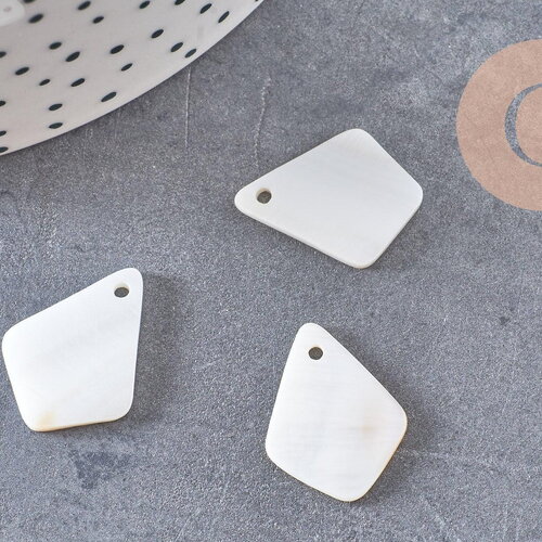 Charm losange nacre blanche naturelle 20mm, x 10 (g1062)