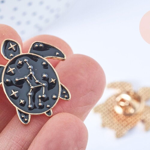 Broche pin's tortue de mer motif mystique noir doré émail 26.5mm, x1 (g6616)
