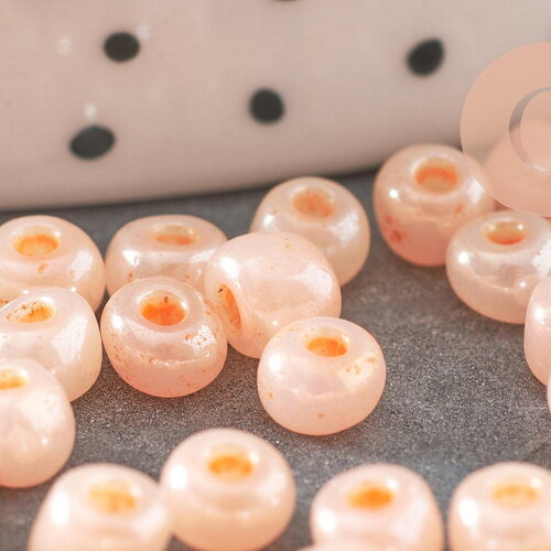 Grosses perles rocaille orange clair, perles rocaille nude, abricot irisé, creation bijoux,diamètre 4mm, x 10gr (g0453)