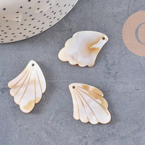 Pendentif feuille nacre jaune naturelle,perle feuille,nacre naturelle,coquillage blanc,création bijoux,35mm, x1, g0911