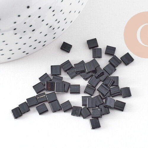Perles rocaille carré noir opaque façon tila 4.5mm/2 trous, x50 (g5479)