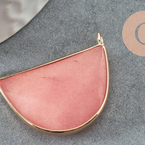 Pendentif demi-lune jade naturel teinté rose laiton doré 32mm, x1 (g1535)